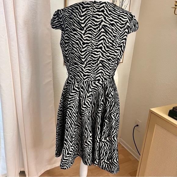 CAROLINA HERRERA Wool Blend Zebra Print Cocktail Dress Size 8 - Picture 4 of 15
